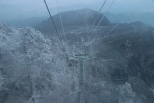 雪中山间缆车景观