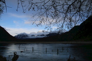 湖畔山景 静谧自然风光