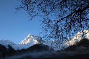 雪山风景 蓝天映衬的壮丽