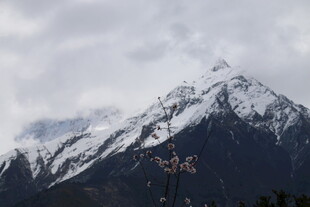 巍峨雪山云雾缭绕之景