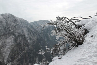 雪山峻岭间的冬日景致