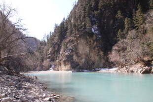 山间碧色溪流美景