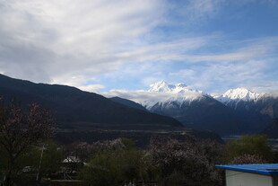 雪山下的秀丽山间景色