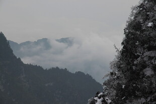 雪覆山峦云雾缭绕美景