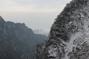 雪覆峻岭