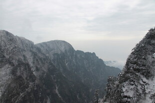 雪覆峻岭