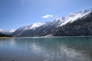 雪山下的静谧湖泊