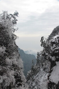 雪覆山峦 银装素裹之景
