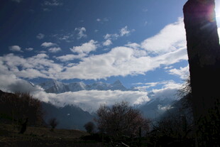 蓝天之下的山峦与云景