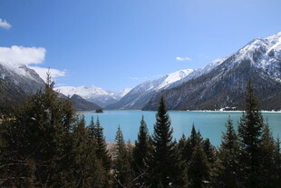 美丽湖景与巍峨雪山