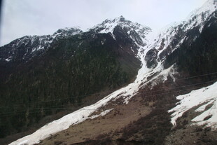 雪山陡坡的壮丽自然景观