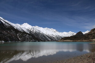 雪山湖畔美景