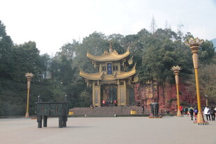 中式古建筑前的广场景象