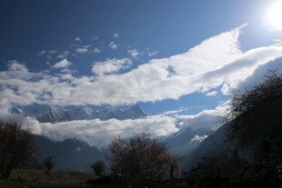 蓝天白云下的山脉美景