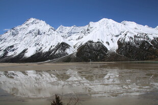 雪山倒映于平静湖面