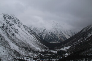 雪山山谷壮丽景致