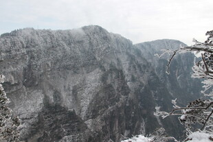 巍峨雪山峻岭壮丽景观