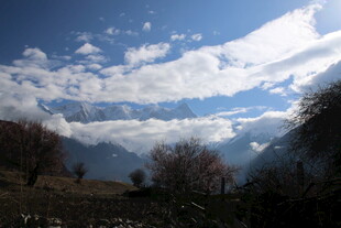 山间美景 蓝天白云覆群山