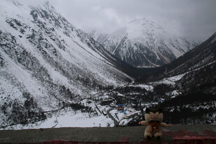 雪山下的静谧山谷