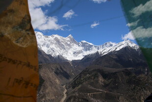 雪山远景壮丽风光