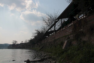 河畔小屋风景