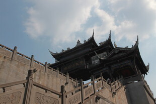 古城墙上的中式古建筑
