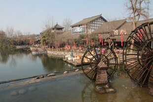 古村河畔的传统水车景观