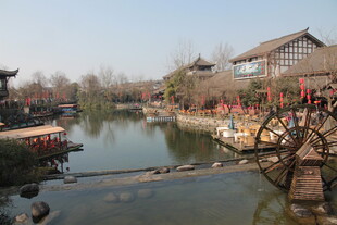 古村河畔水车景观