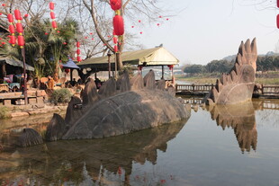 水边恐龙雕塑与节庆装饰