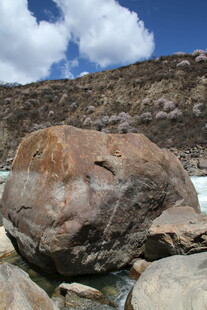 山间巨石