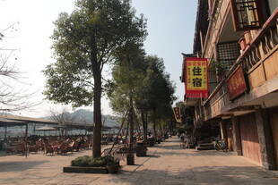 小镇街道的日常景象
