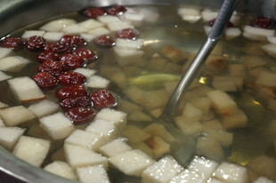 锅中炖煮的食材与调料