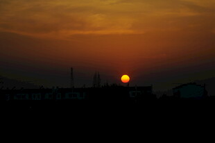 夕阳西下的城市天际线