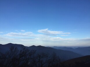 山峦蓝天间的壮美景色