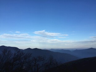 壮丽山景与蓝天