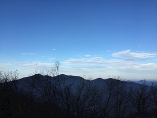 蓝天之下的山峦美景