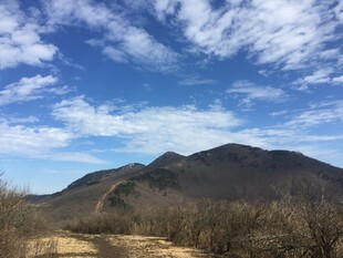 蓝天白云下的山峦风光