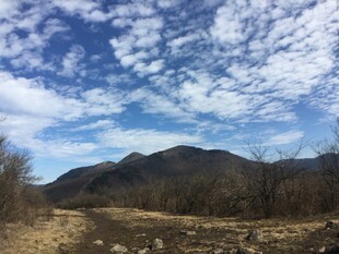 蓝天白云下的山间景致