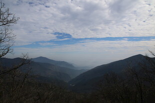 山峦云海间的壮丽景致