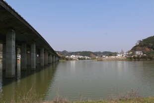河畔桥梁风景图