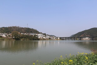 湖畔春光 山水村落景致