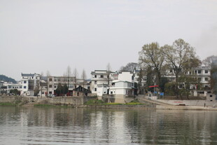 湖畔村落景致