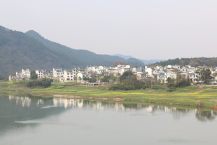 湖畔村落美景