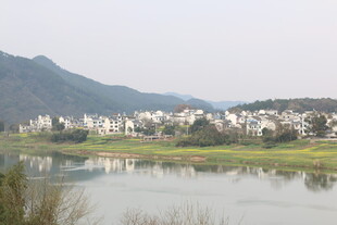 湖畔城镇风光 山水相依
