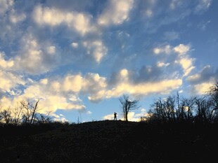 夕阳下的旷野与孤独身影