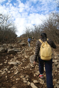 徒步者攀登崎岖山间小道