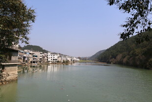 河畔村落美景