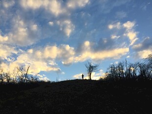 黄昏下的旷野与天空景色