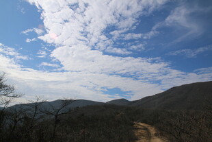 山间蓝天美景