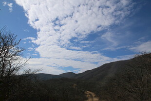 山间蓝天美景